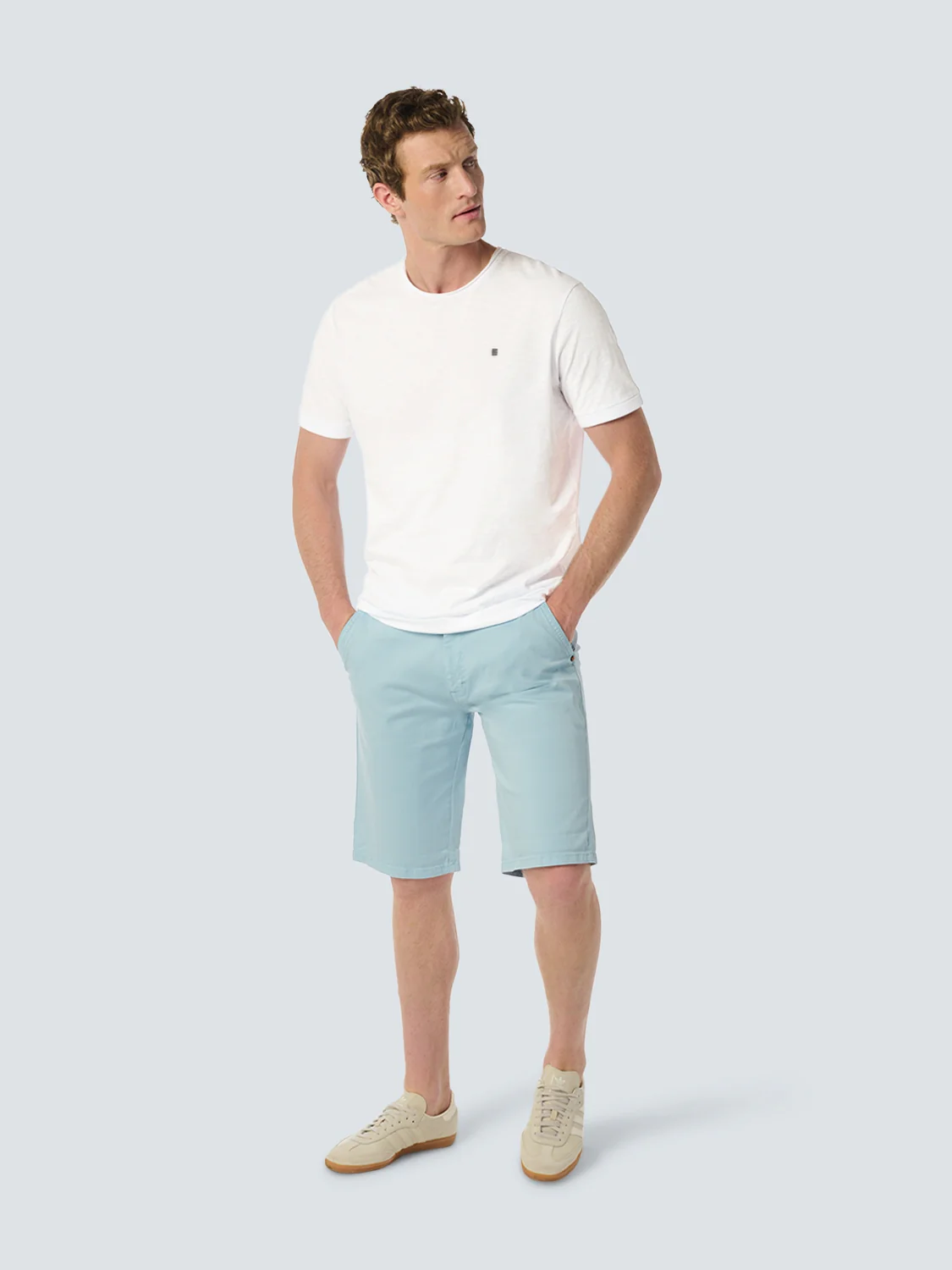 T-Shirt à col rond avec manches roulées et impression subtile du logo | White – Image 4