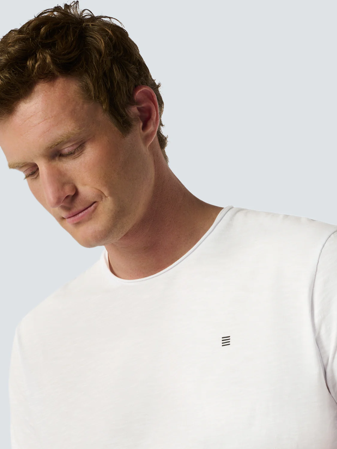 T-Shirt à col rond avec manches roulées et impression subtile du logo | White – Image 5