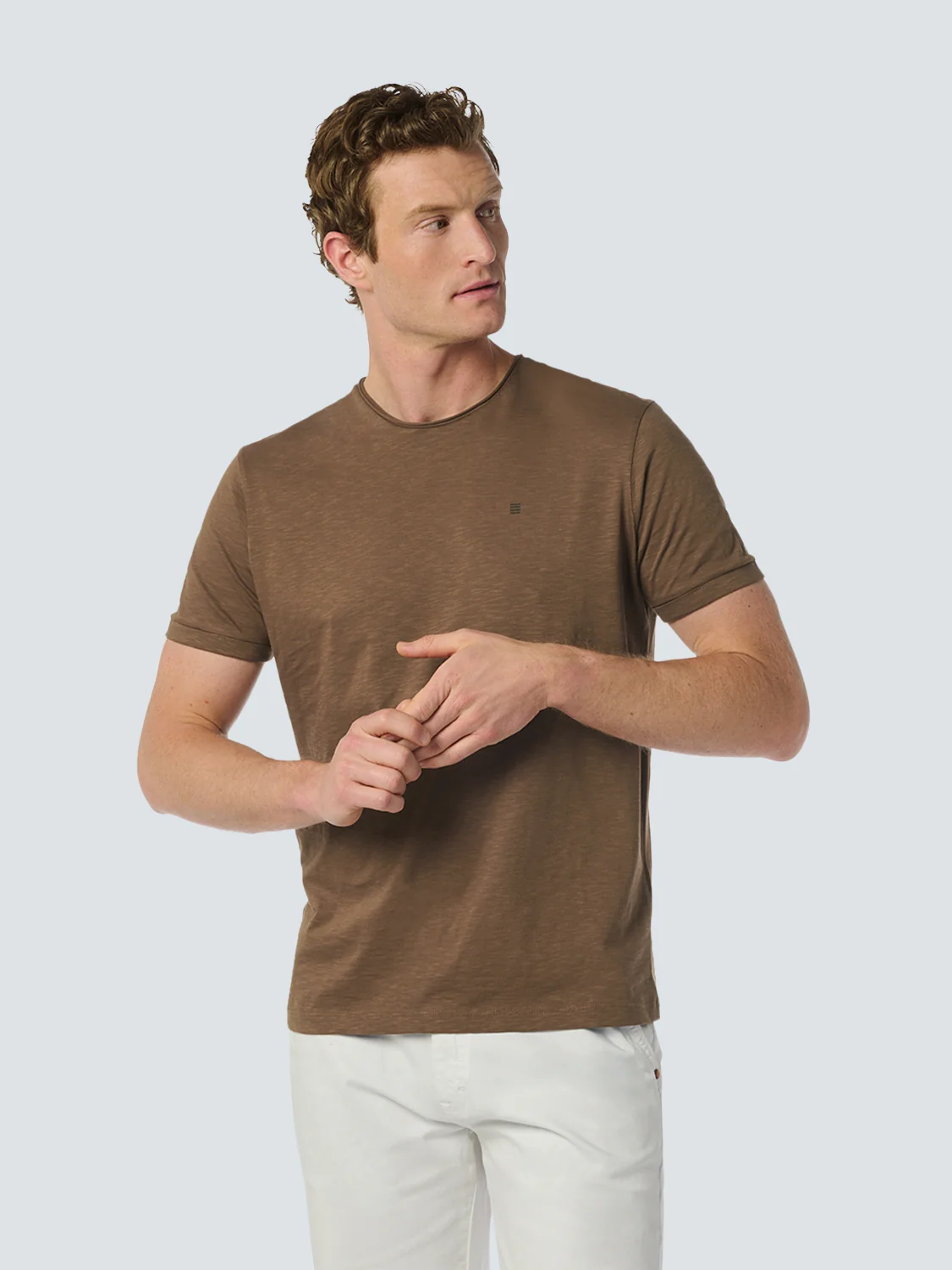 T-Shirt à col rond avec manches roulées et impression subtile du logo | Brown – Image 2