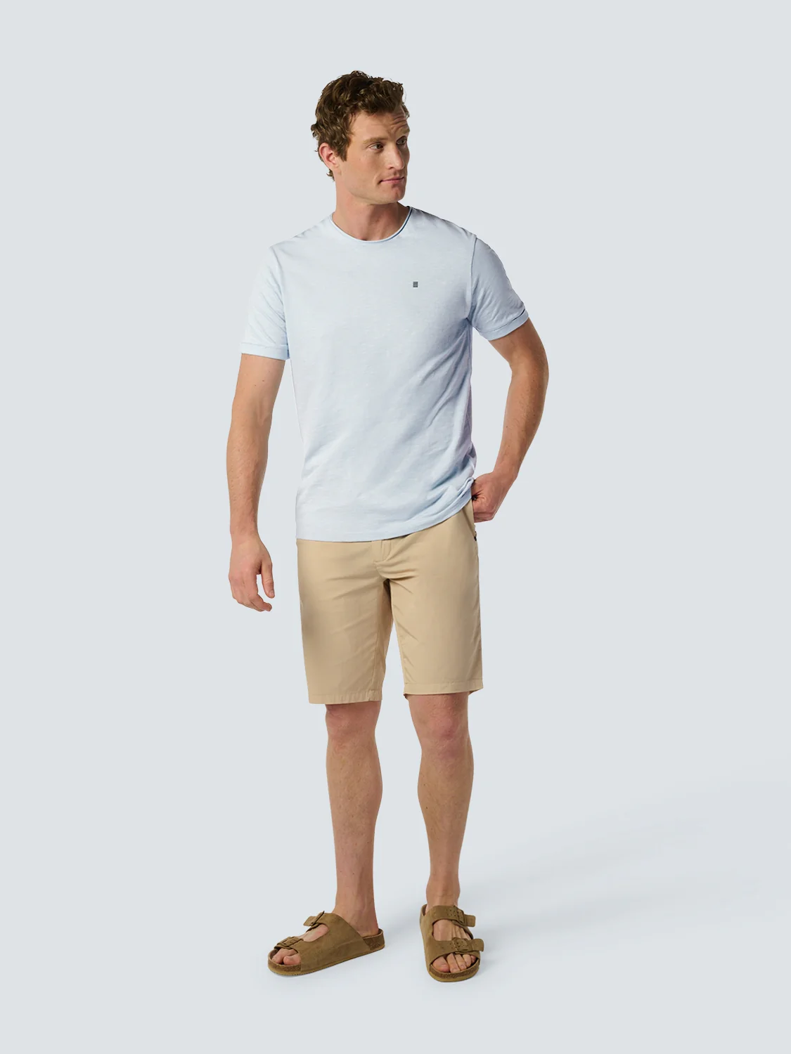 T-Shirt à col rond avec manches roulées et impression subtile du logo | Sky – Image 4